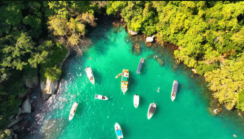Conheça a Maldivas Brasileira: A ilha que lembra a Maldivas devido a coloração das águas 4 2 escunas e1761442525541