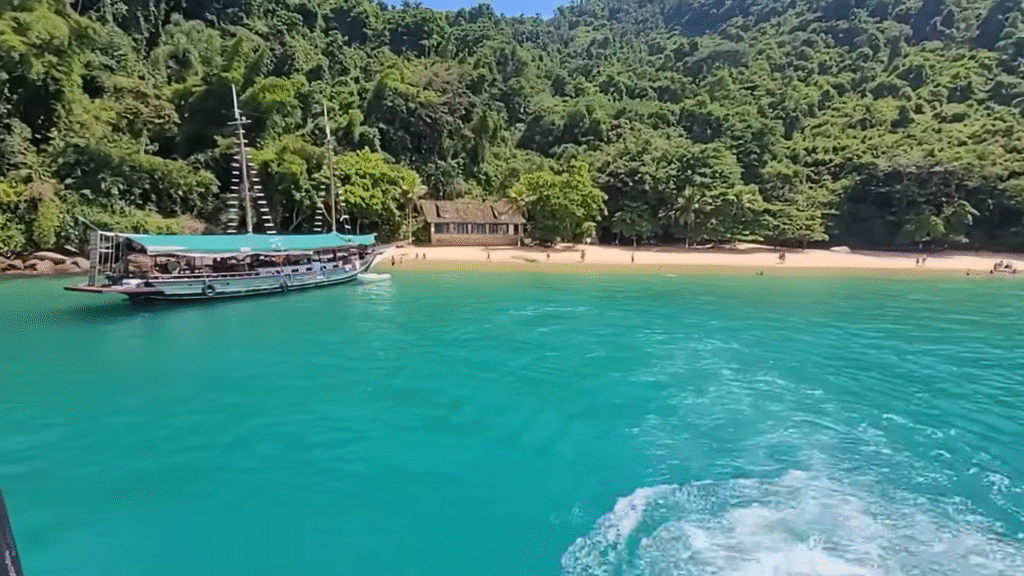 Conheça a Maldivas Brasileira: A ilha que lembra a Maldivas devido a coloração das águas 5 Ilha dos Cocos